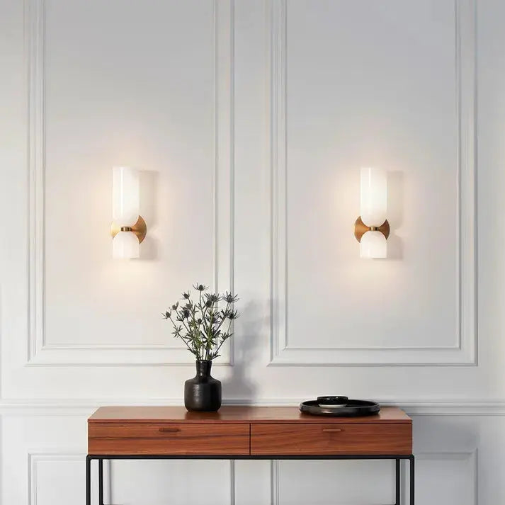 LumoSphere - Stilren Vegglampe med Dobbelt Glasshode for Eleganse Motelys
