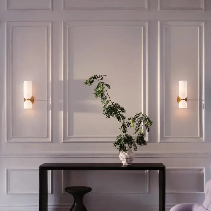 LumoSphere - Stilren Vegglampe med Dobbelt Glasshode for Eleganse Motelys