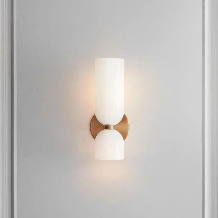 LumoSphere - Stilren Vegglampe med Dobbelt Glasshode for Eleganse Motelys