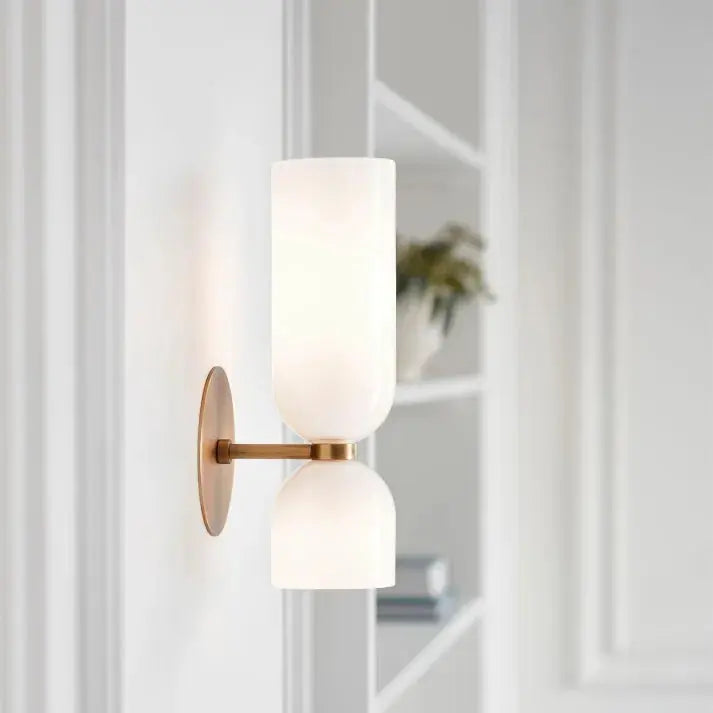 LumoSphere - Stilren Vegglampe med Dobbelt Glasshode for Eleganse Motelys