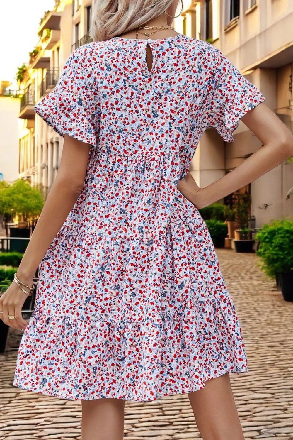Floral Elegance Lagdelt Kjole – Flytende Volangs ermer Motelys