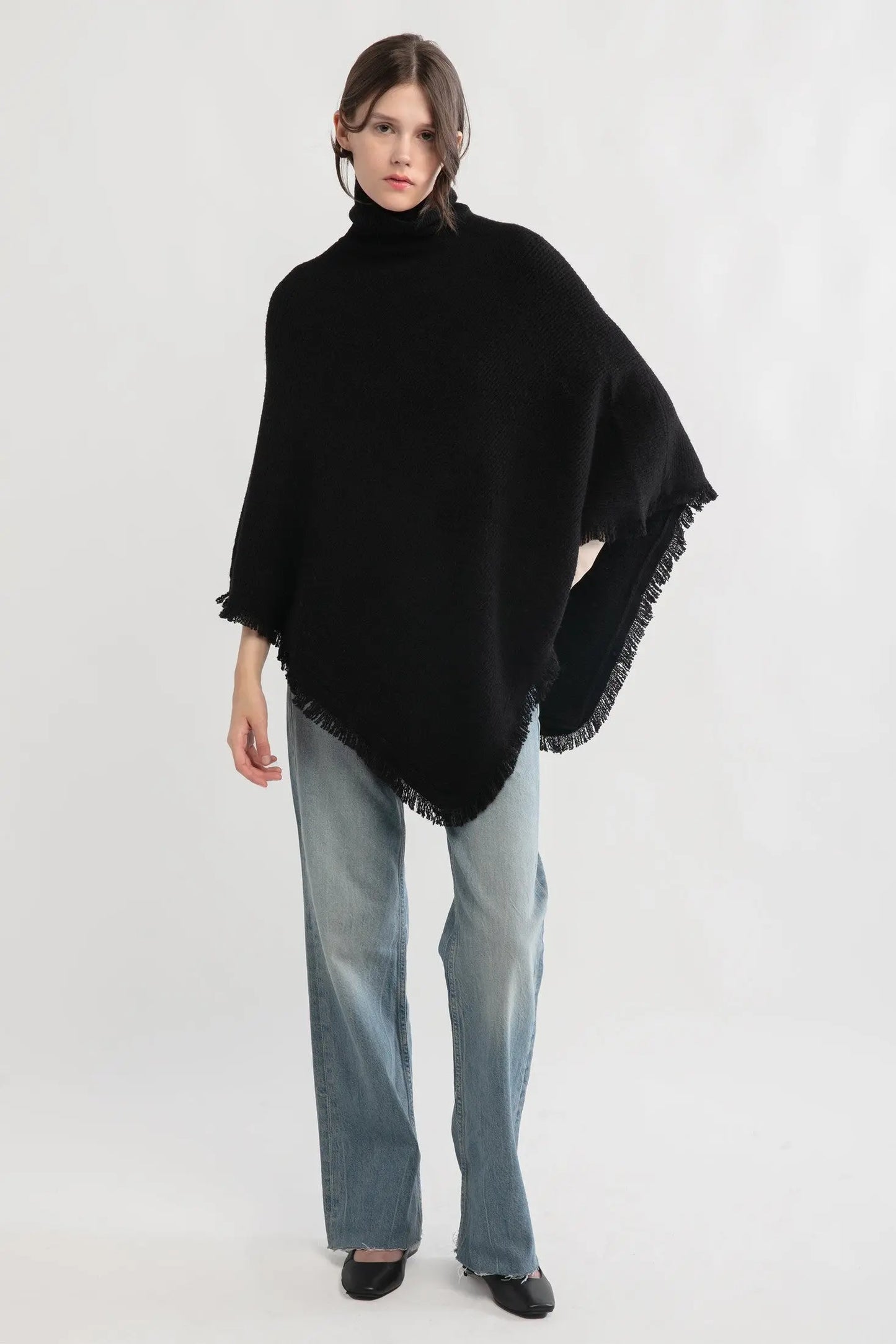 Ava – Elegant Strikket Cape Poncho med Frynser Motelys