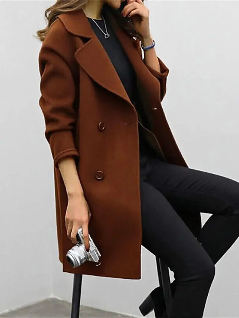 Melissa – Ikonisk ulltrenchcoat med moderne sofistikasjon Motelys