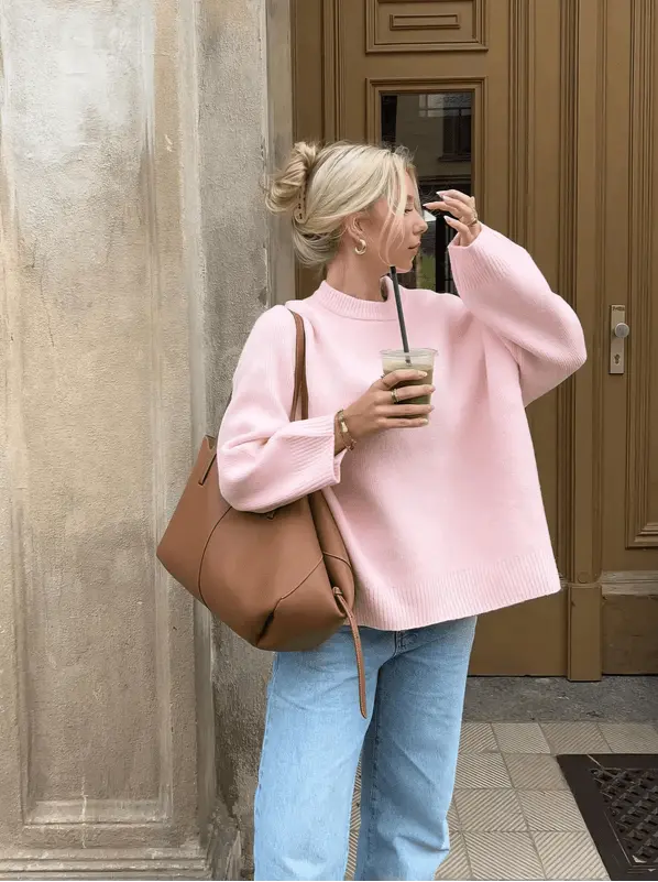 Aurora Myk Strikkegenser – Koselig Eleganse i Pastellrosa Motelys