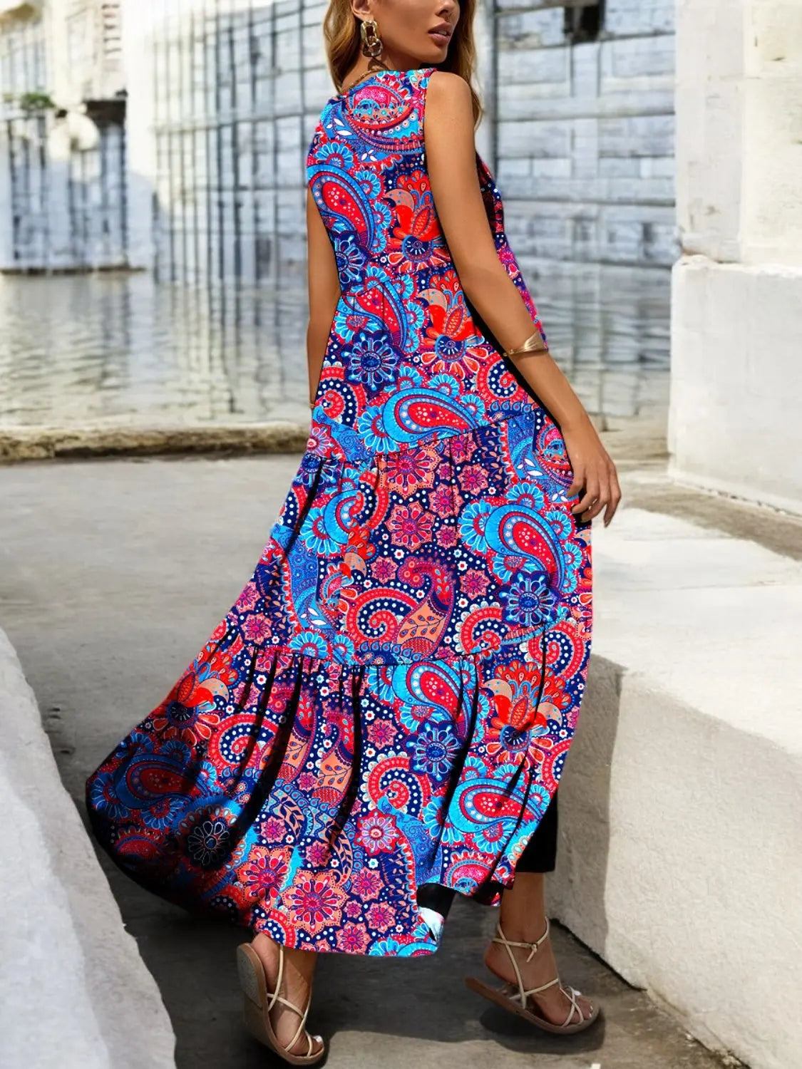 Boho Radiance Ermeløs Kjole – En Eksplosjon av Farger Motelys