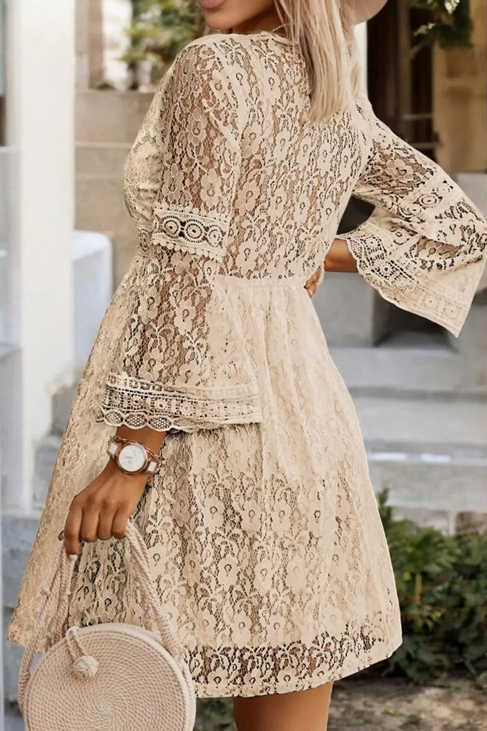 Elegant Blondekjole Med V-hals - Tidløs Eleganse Motelys