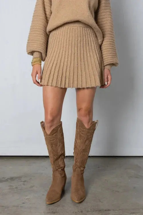 plissert genser og skjørt Motelys