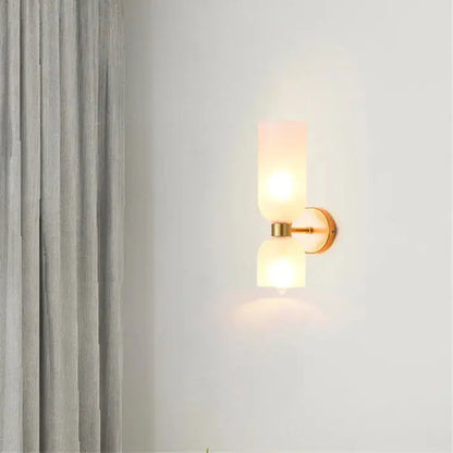LumoSphere - Stilren Vegglampe med Dobbelt Glasshode for Eleganse Motelys