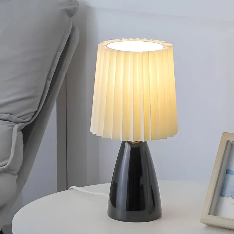 GlassGlow - Elegant Bordlampe med Glassfot for Ditt Hjem Motelys