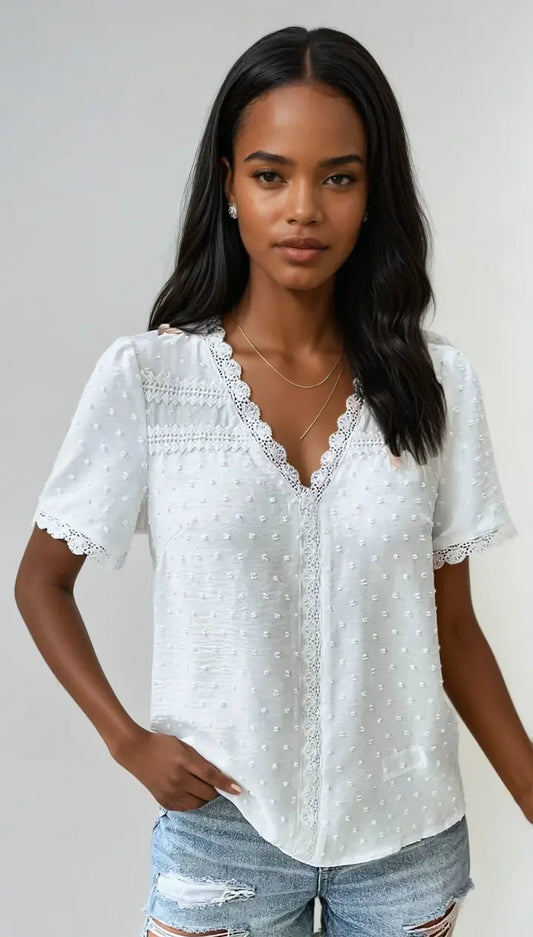 EleganceWear - Bluse med V-hals og Blonder og Korte Ermer for En Feminin Stil Motelys