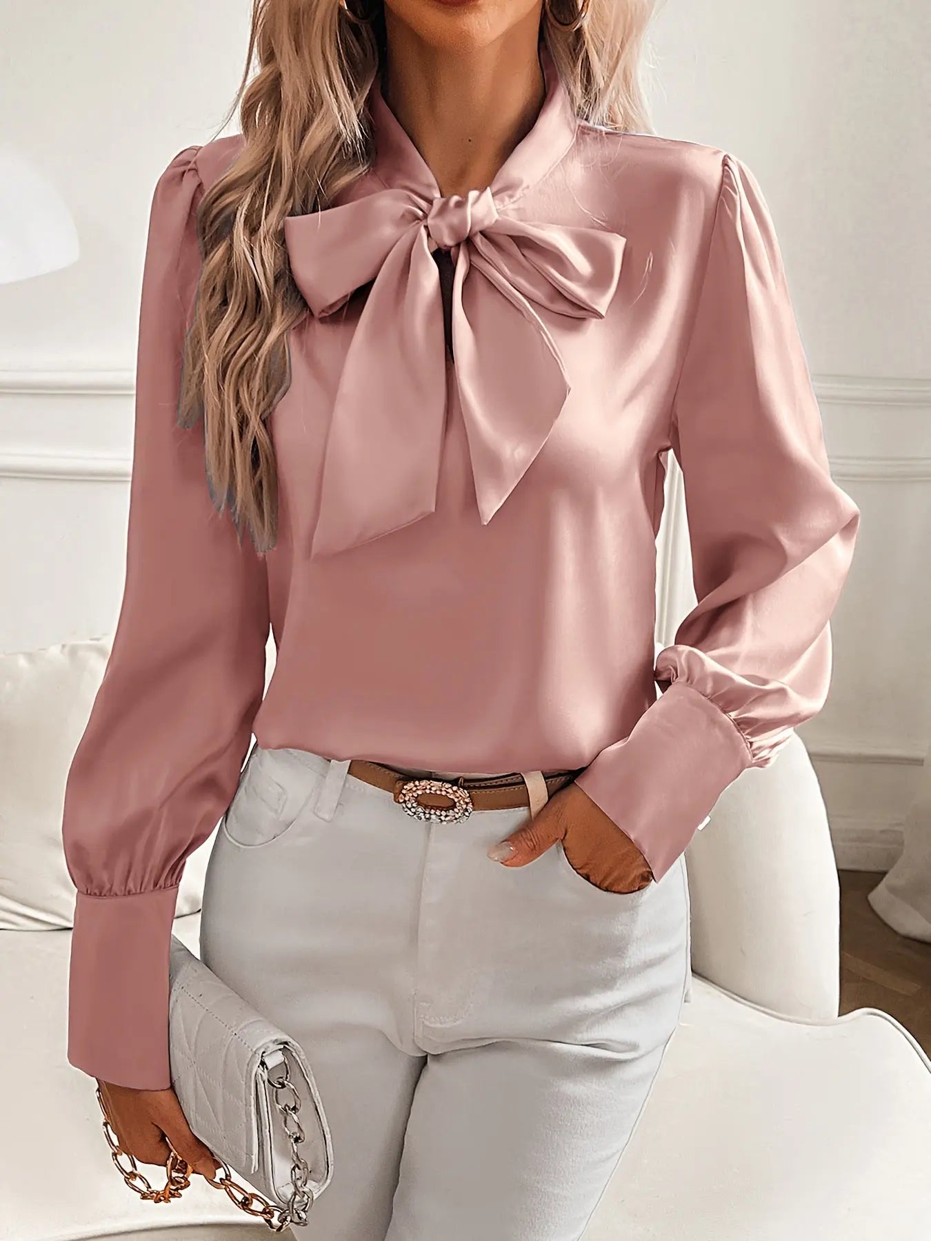 SatinChic - Sløyfehalsbluse i Sateng for Kvinner Motelys