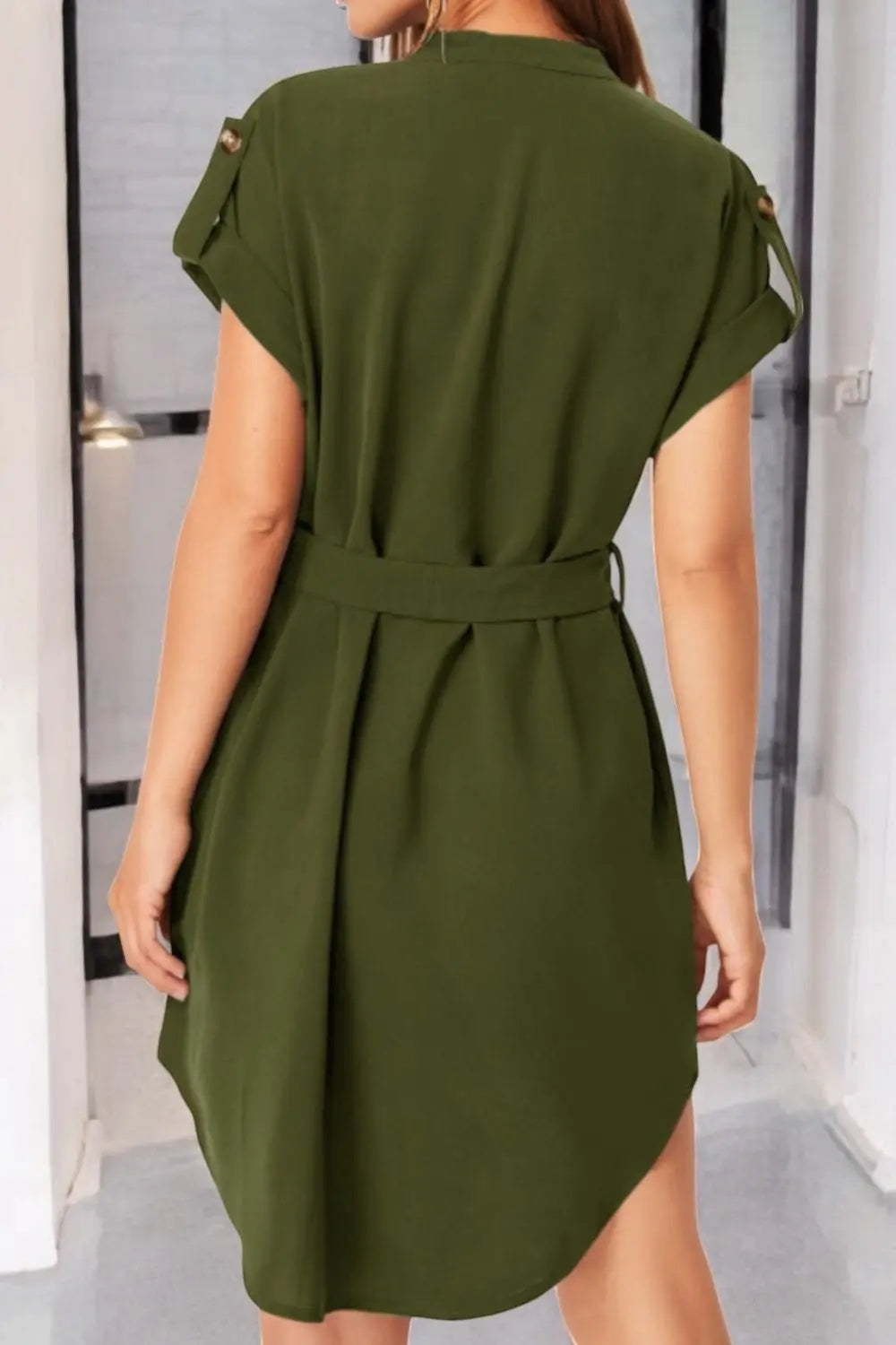 StyleFusion - Trendy Kjole med Knyttede Ermer og Hakk Motelys
