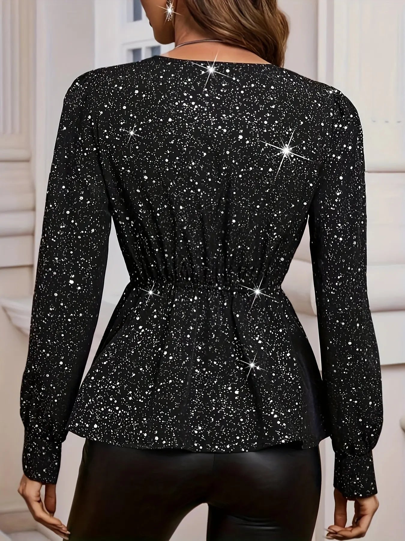 SparkleChic - Glitrende Bluse til Kvinner med Paljetter og V-hals Motelys