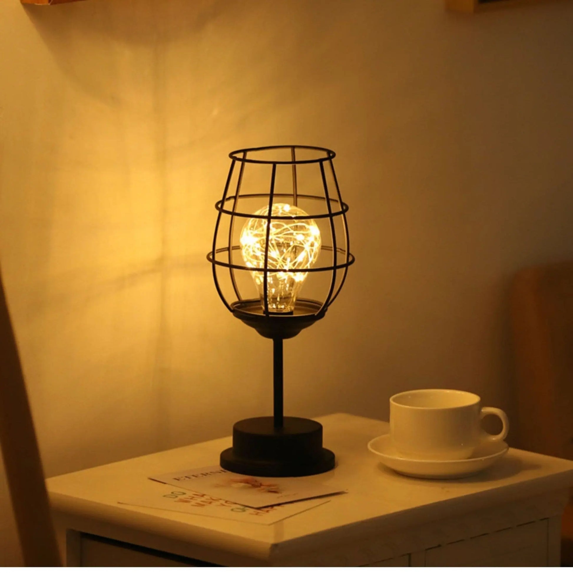 LuxeLight - Elegant Bordlampe for Stilig Belysning i Hjemmet Motelys