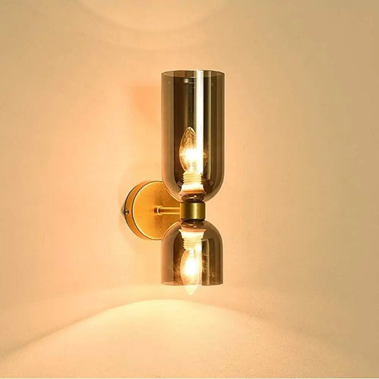 LumoSphere - Stilren Vegglampe med Dobbelt Glasshode for Eleganse Motelys