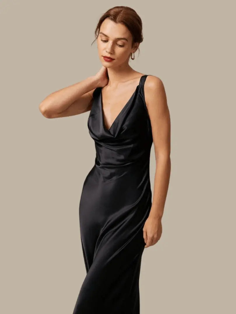 SatinLuxe - Elegant Maxi-Kjole med Satinert Hals Motelys