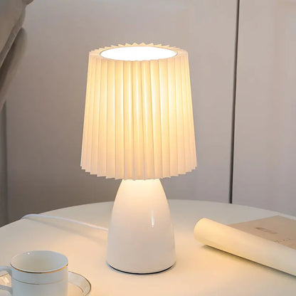 GlassGlow - Elegant Bordlampe med Glassfot for Ditt Hjem Motelys