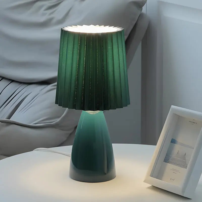 GlassGlow - Elegant Bordlampe med Glassfot for Ditt Hjem Motelys
