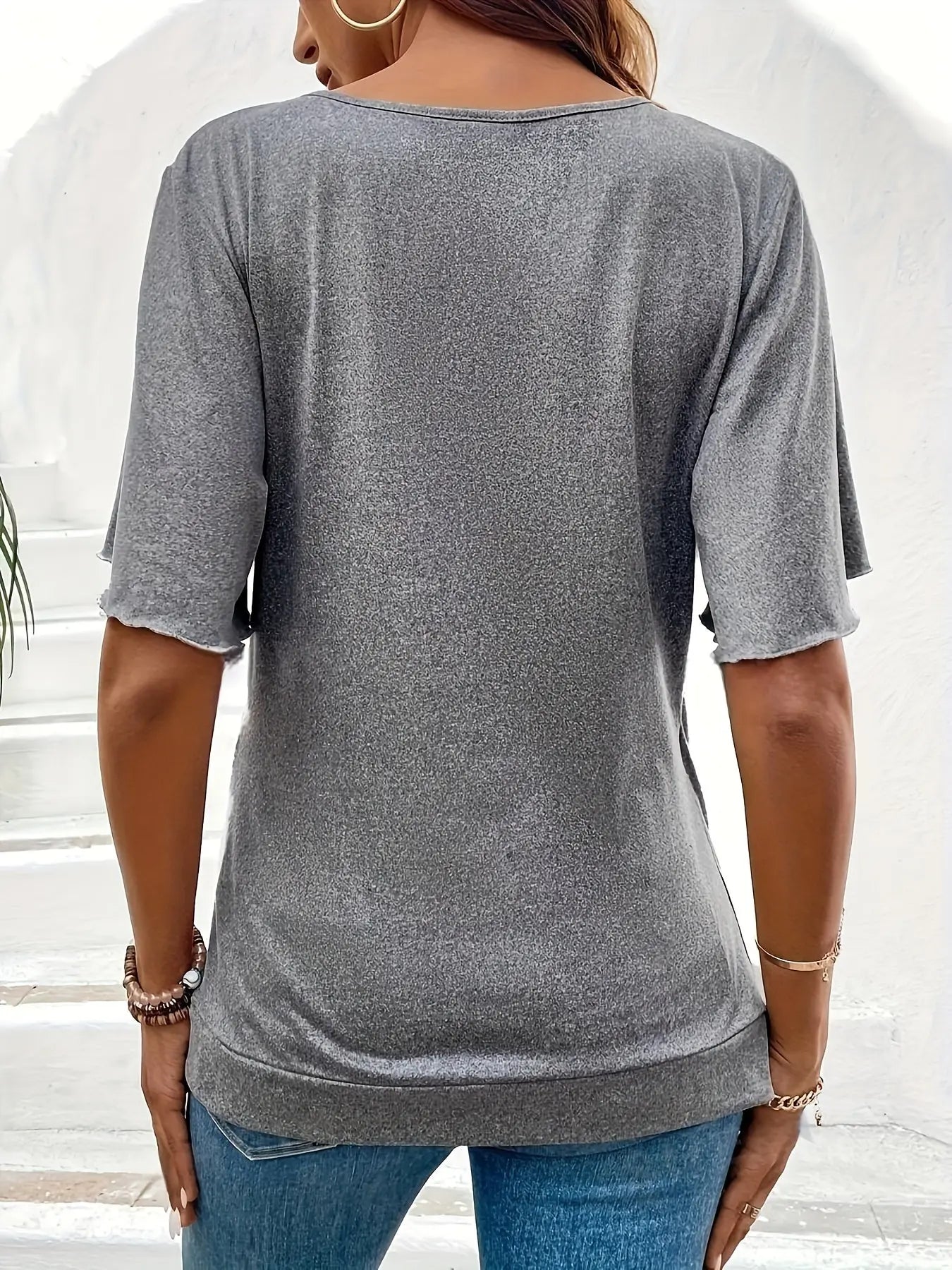 ElegantWear - Bluse med V-hals og Perledetaljer Motelys