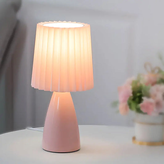 GlassGlow - Elegant Bordlampe med Glassfot for Ditt Hjem Motelys