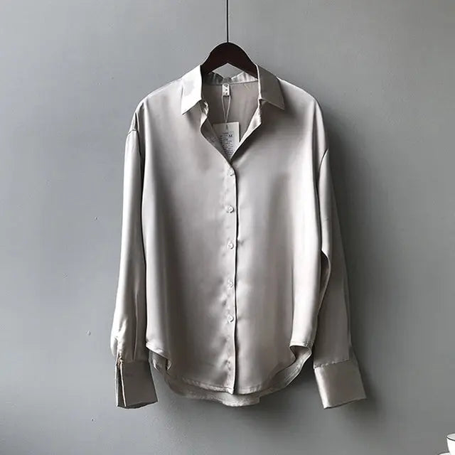 SilkGlow - Elegant Satengbluse med Lange Ermer til Stilige Anledninger Motelys