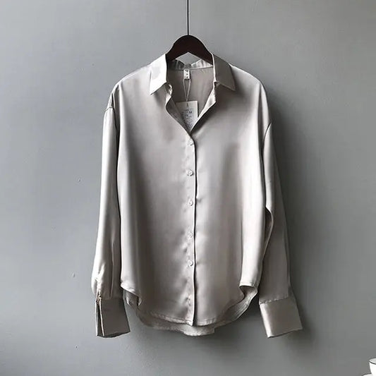 SilkGlow - Elegant Satengbluse med Lange Ermer til Stilige Anledninger Motelys