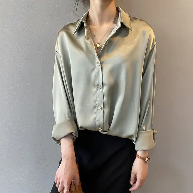 SilkGlow - Elegant Satengbluse med Lange Ermer til Stilige Anledninger Motelys