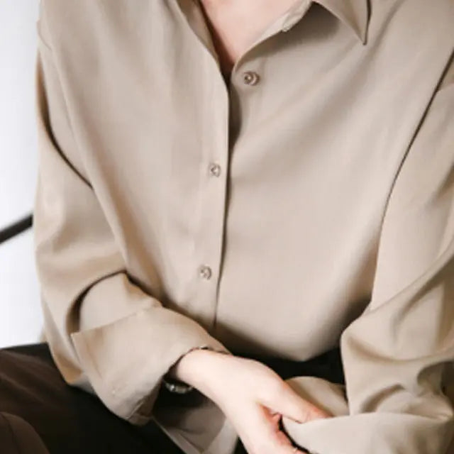SilkGlow - Elegant Satengbluse med Lange Ermer til Stilige Anledninger Motelys