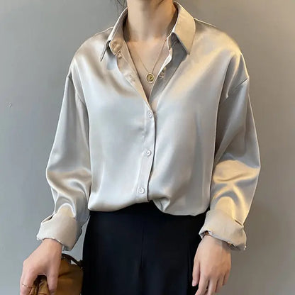 SilkGlow - Elegant Satengbluse med Lange Ermer til Stilige Anledninger Motelys