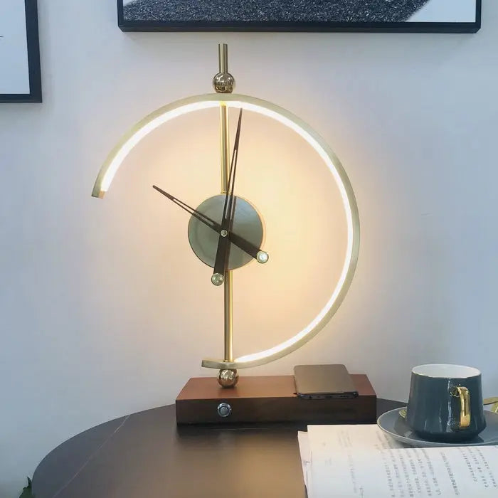 Bordlampe med Integrert Klokke og Trådløs Lading Motelys