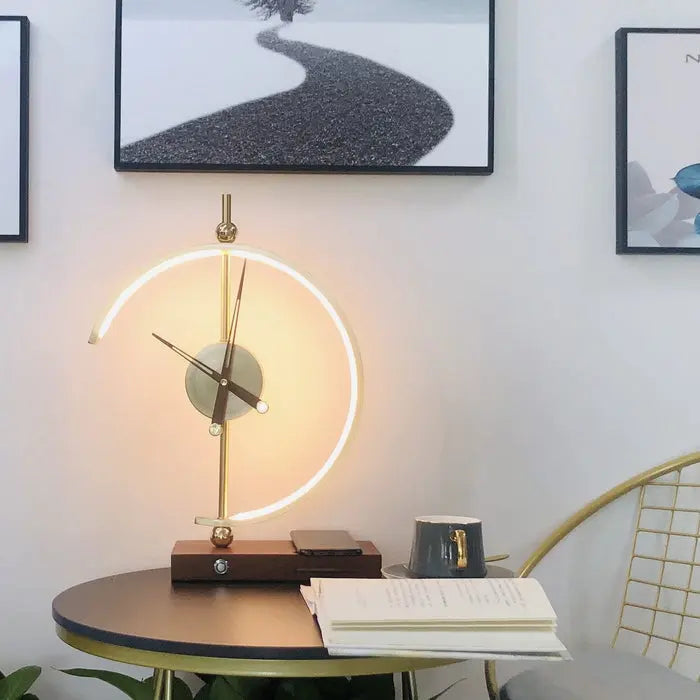 Bordlampe med Integrert Klokke og Trådløs Lading Motelys