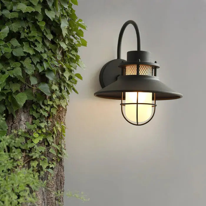 BrightForge - Industriell Utendørslampe for Et Rått Utseende Motelys