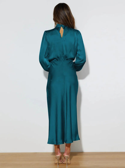 GlamStyle - Elegant Satengkjole med Lange Ermer for Spesielle Anledninger Motelys