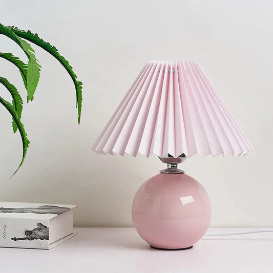 PlisseLuxe - Elegant Bordlampe med Plisseringer for Ditt Hjem Motelys