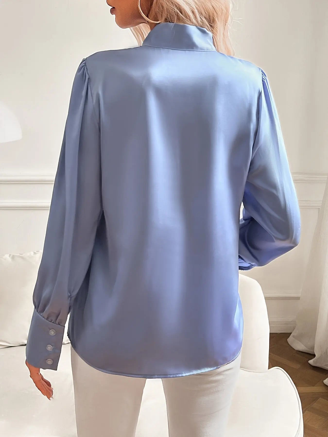SatinChic - Sløyfehalsbluse i Sateng for Kvinner Motelys