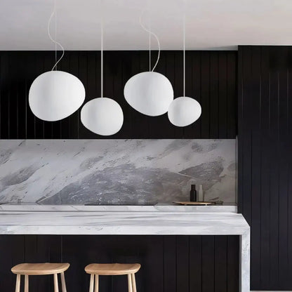 LunaGlow - Stilig Hvit Pebble Pendellampe for Unike Rom Motelys