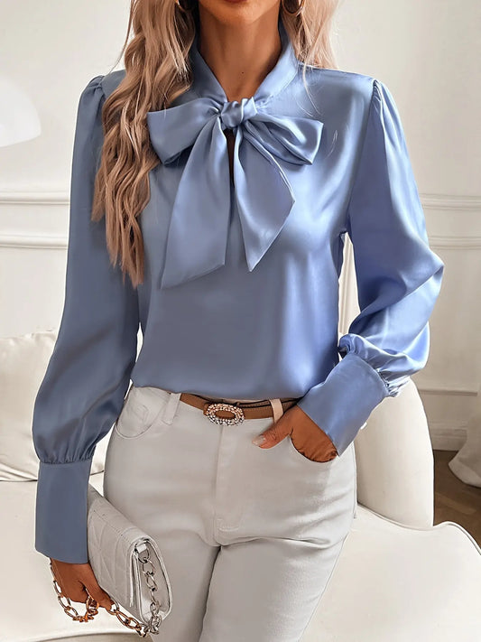 SatinChic - Sløyfehalsbluse i Sateng for Kvinner Motelys