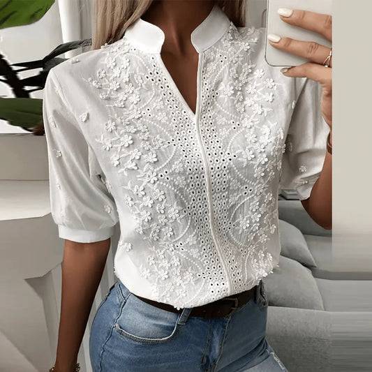 LuxeStyle - Delikat Bluse med Hul V-hals og Blonder for En Sofistikert Look Motelys