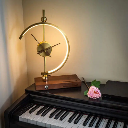 Bordlampe med Integrert Klokke og Trådløs Lading Motelys