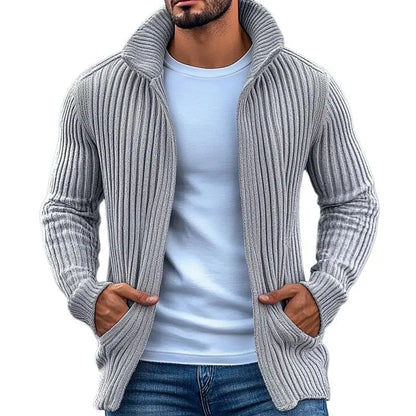 TrendKnits - Strikket Cardigan med Striper for Stilbevisste Motelys