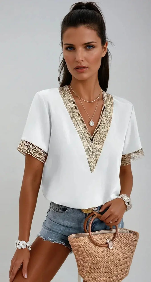 ChicVibes - Sommertopp med Heklet V-utringning for Trendy Stil Motelys