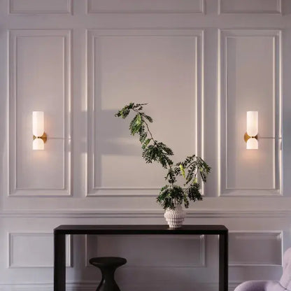LumoSphere - Stilren Vegglampe med Dobbelt Glasshode for Eleganse Motelys