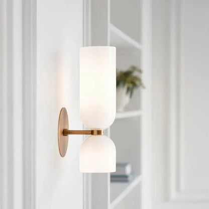 LumoSphere - Stilren Vegglampe med Dobbelt Glasshode for Eleganse Motelys