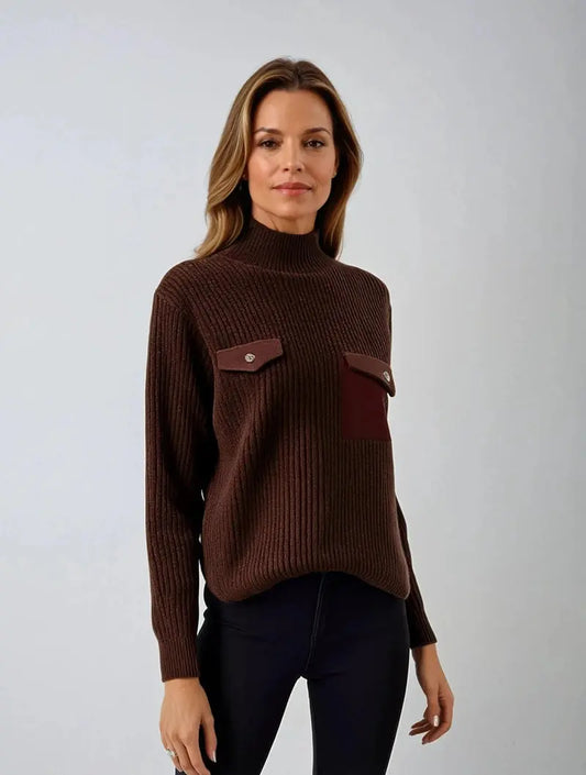 Luna – Elegant Ribbestrikket Topp med Knapplomme Motelys
