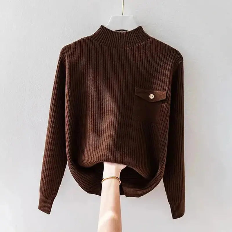 Luna – Elegant Ribbestrikket Topp med Knapplomme Motelys