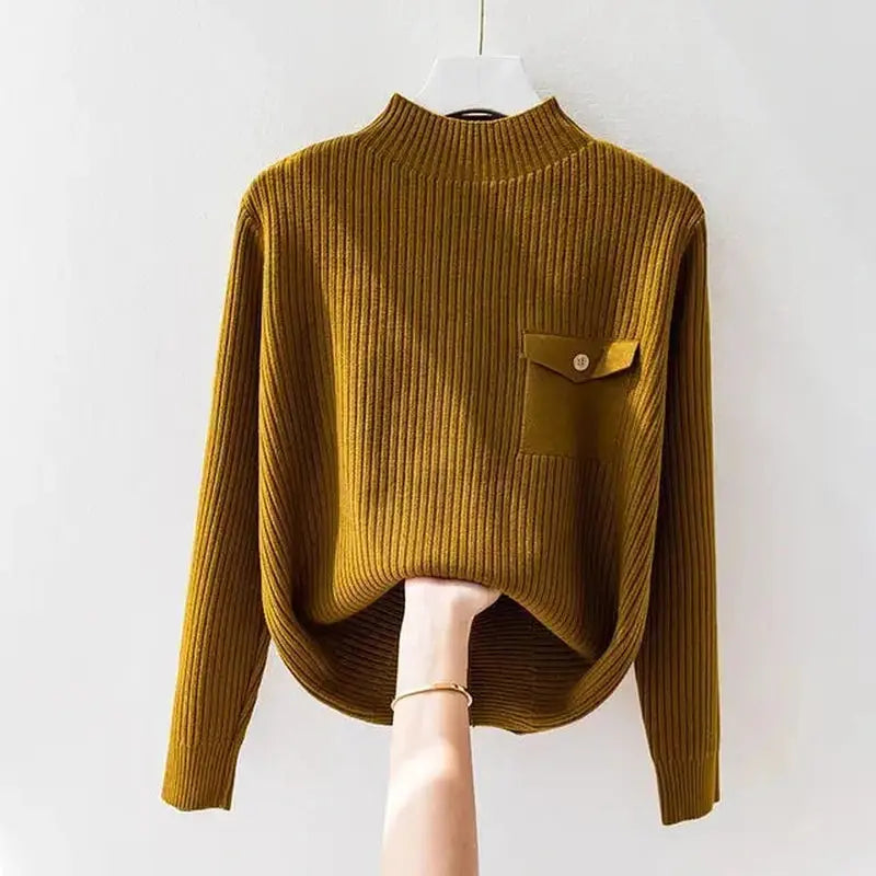 Luna – Elegant Ribbestrikket Topp med Knapplomme Motelys