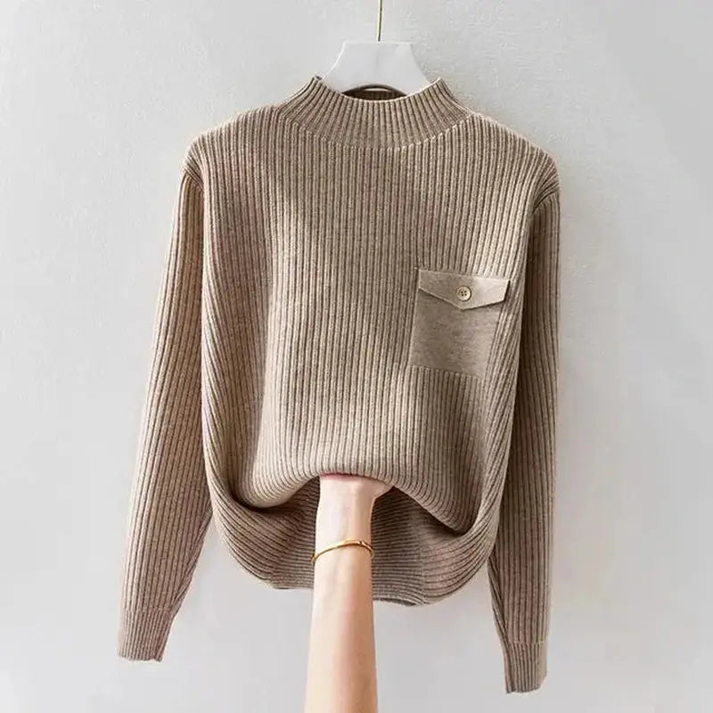 Luna – Elegant Ribbestrikket Topp med Knapplomme Motelys