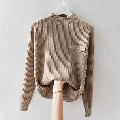 Luna – Elegant Ribbestrikket Topp med Knapplomme Motelys