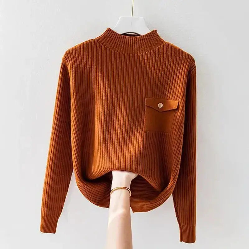 Luna – Elegant Ribbestrikket Topp med Knapplomme Motelys