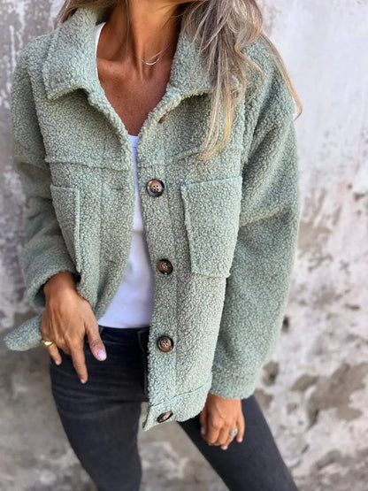 Damejakke i sherpa med knapper – Koselig høststil Motelys